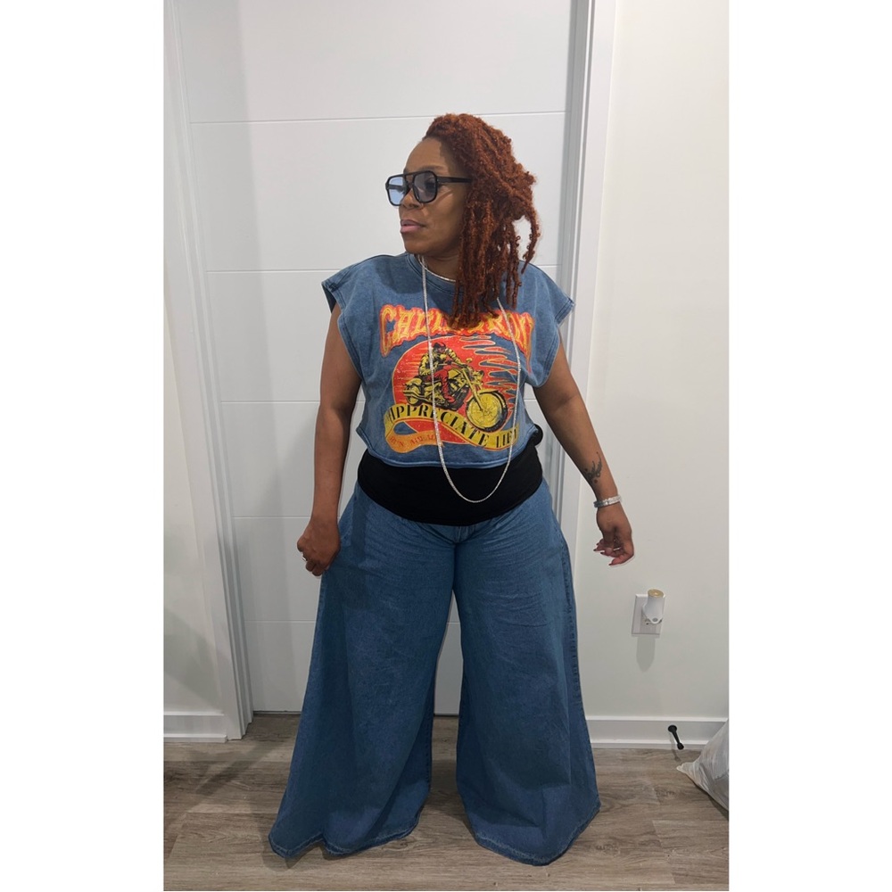 extra wide leg Jeans worn one time. Size large.